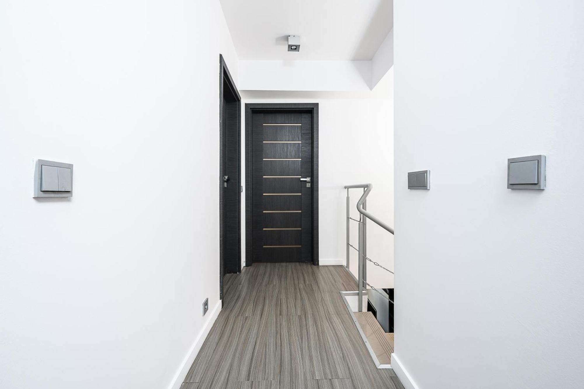 Lumina Luxury 2-level With Parking Apartment *